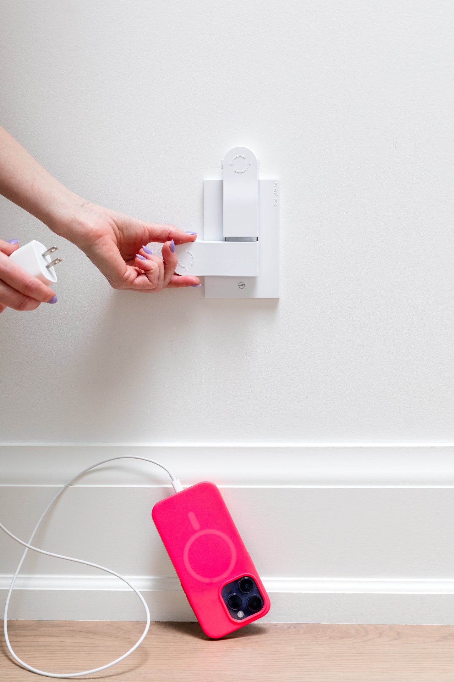 Self-Closing Dual Action Outlet Cover (2-SCREW Decora Outlets)